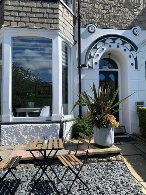 Facade/entrance, Internal: Not applicable to any particular room