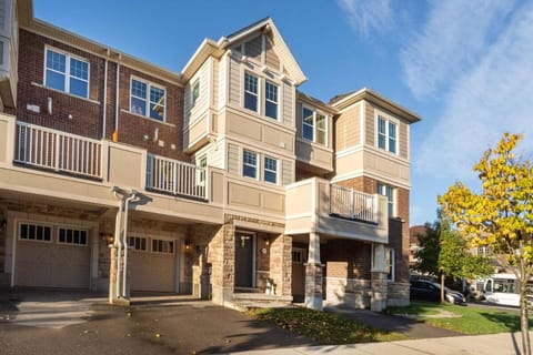 Property building, Balcony/Terrace, Street view, Parking