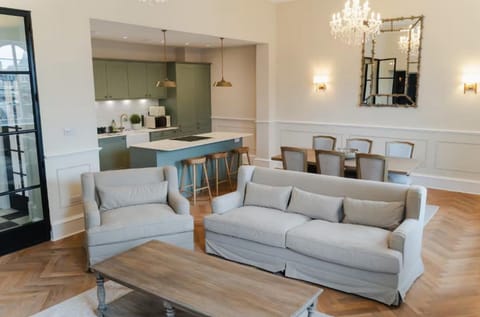 Communal lounge/ TV room, Coffee/tea facilities, Kitchen or kitchenette, Living room, Seating area, Dining area, minibar, stove
