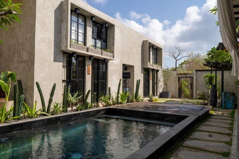 Property building, Balcony/Terrace, Pool view, Swimming pool, Swimming pool