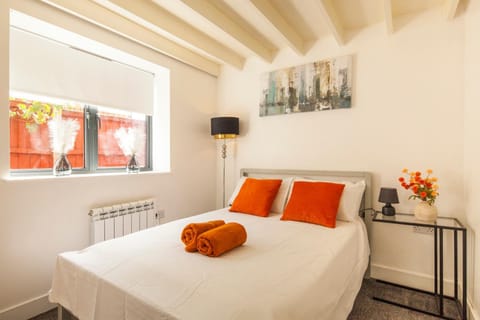 Bed, Photo of the whole room, Decorative detail, Bedroom, towels