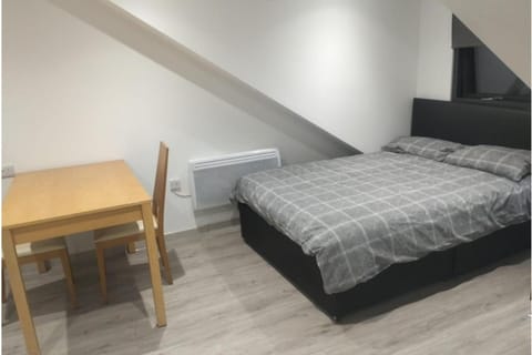 Bed, Photo of the whole room, Dining area, Bedroom, heating