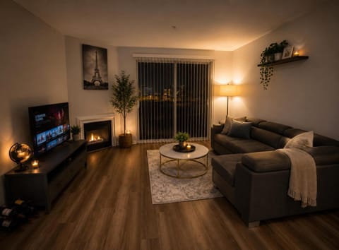 TV and multimedia, Living room, Seating area, Evening entertainment
