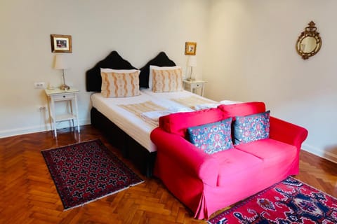 Bed, Living room, Photo of the whole room, Decorative detail, Seating area, Bedroom, Autumn