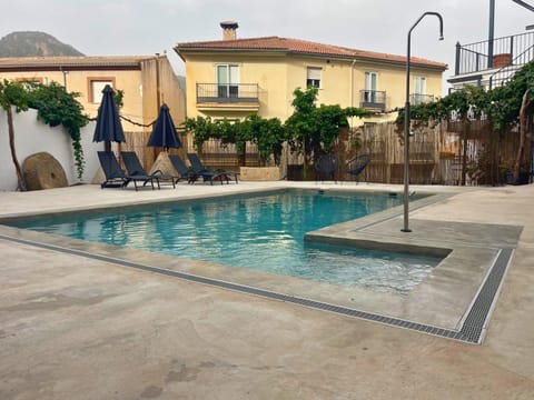 Property building, Day, People, Pool view, Swimming pool, sunbed