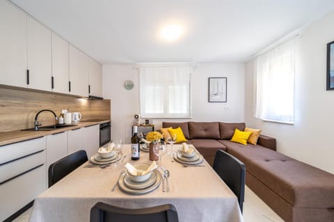 Coffee/tea facilities, Kitchen or kitchenette, Living room, Dining area