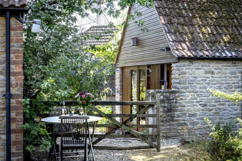 Property building, Patio, Spring, Off site, Garden, Dining area