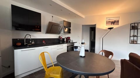 Kitchen or kitchenette, Living room, stove
