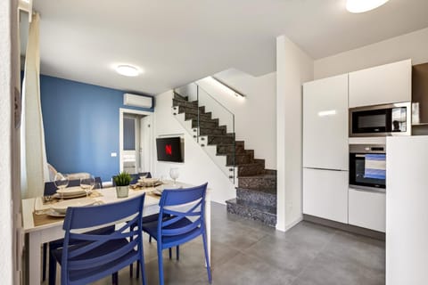 TV and multimedia, Kitchen or kitchenette, Living room, Dining area, oven, air conditioner
