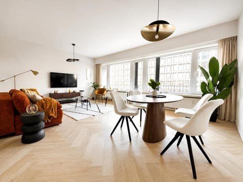 Communal lounge/ TV room, TV and multimedia, Living room, Seating area, Dining area, Evening entertainment