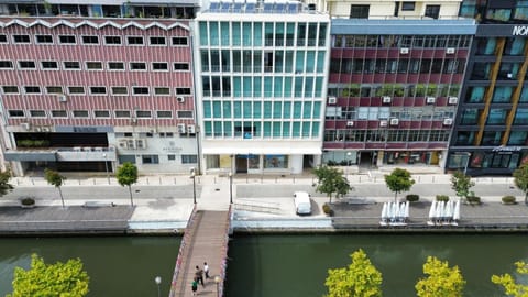 Property building, Day, People, Neighbourhood, Bird's eye view, City view, Lake view, River view, Street view, Location, group of guests