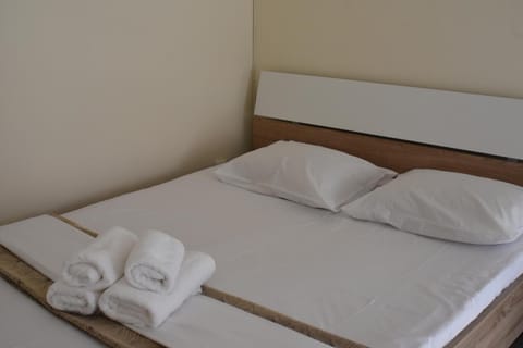 Bed, Bedroom, towels