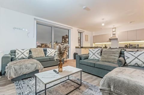 Kitchen or kitchenette, Living room, Seating area, Dining area
