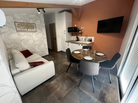 TV and multimedia, Kitchen or kitchenette, Living room, Dining area