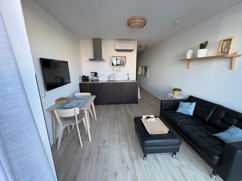 TV and multimedia, Kitchen or kitchenette, Living room, Dining area, air conditioner