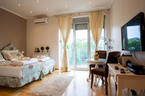 TV and multimedia, Balcony/Terrace, Seating area, Bedroom, City view