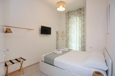 Bed, TV and multimedia, Photo of the whole room, Bedroom, towels