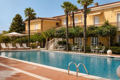 Property building, Pool view, Swimming pool, sunbed