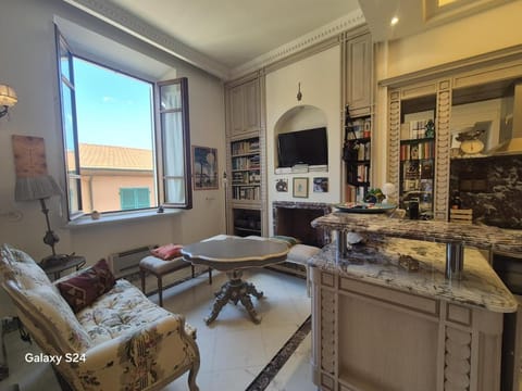 TV and multimedia, Kitchen or kitchenette, Living room, Seating area