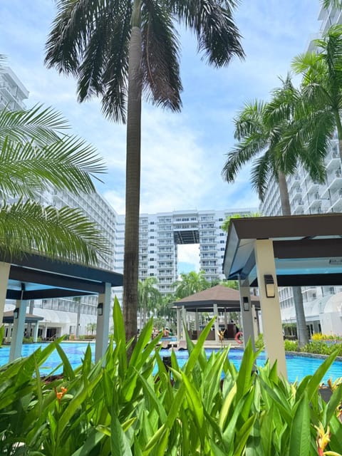 Property building, Day, Garden, Garden view, Pool view, Swimming pool, sunbed