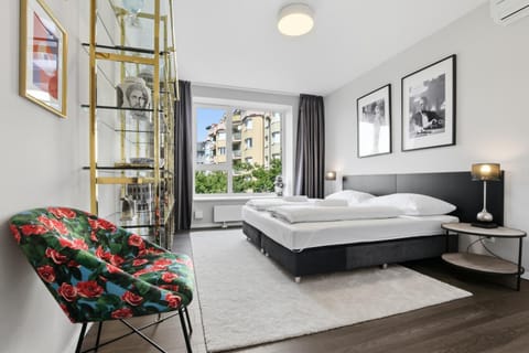 Bed, Living room, Photo of the whole room, Seating area, Bedroom