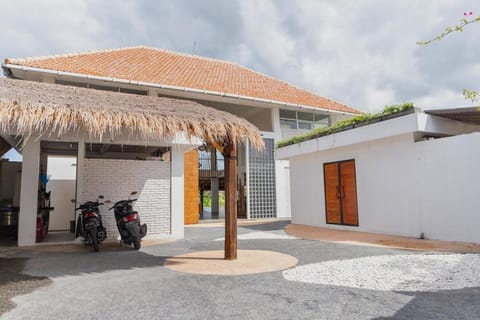 Property building, Facade/entrance, Parking