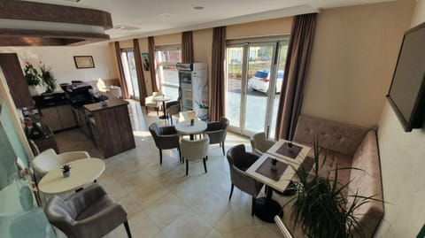 Communal lounge/ TV room, TV and multimedia, Seating area