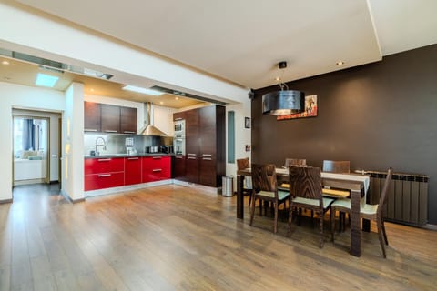 Restaurant/places to eat, Kitchen or kitchenette, Living room, Seating area, Dining area, Breakfast, dishwasher, oven, stove