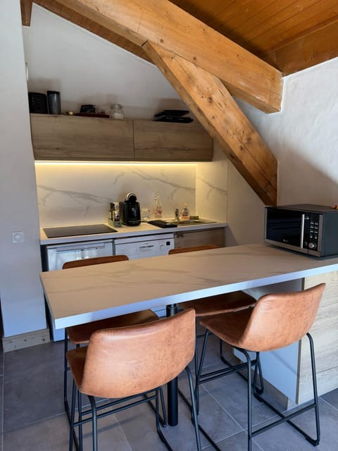 Kitchen or kitchenette, Dining area