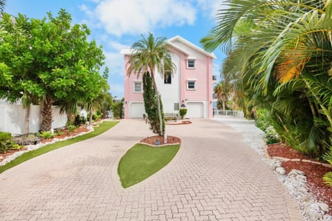 Property building, Day, Natural landscape, Garden, Parking