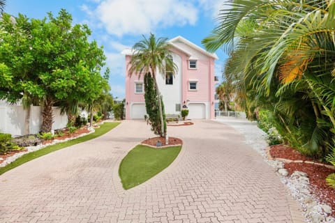 Property building, Facade/entrance, Day, Garden, Parking