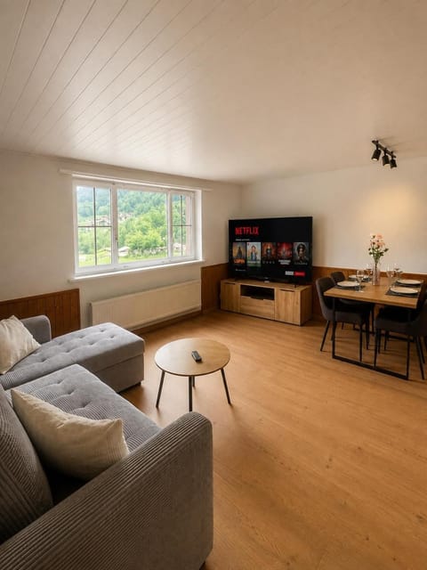 TV and multimedia, Living room, Seating area, Dining area, Evening entertainment