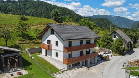 Day, Neighbourhood, Natural landscape, Bird's eye view, Mountain view, Street view, Location