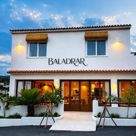 Property building, Facade/entrance, Property logo or sign, Logo/Certificate/Sign, Street view