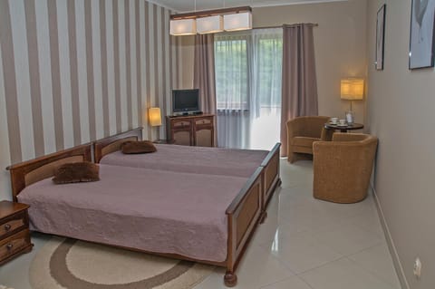 Bed, Seating area