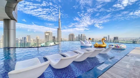 Nearby landmark, Day, View (from property/room), City view, Landmark view, Swimming pool, sunbed