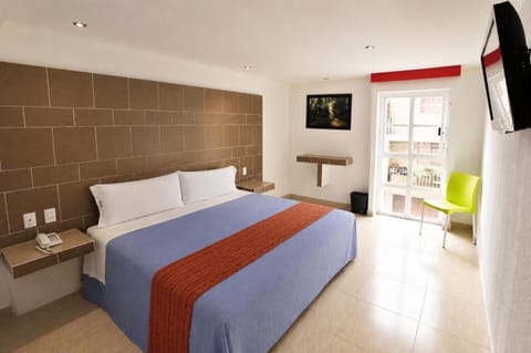 Bed, TV and multimedia, Photo of the whole room, Bedroom