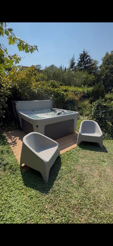 Day, Natural landscape, Garden, Hot Tub, Garden view