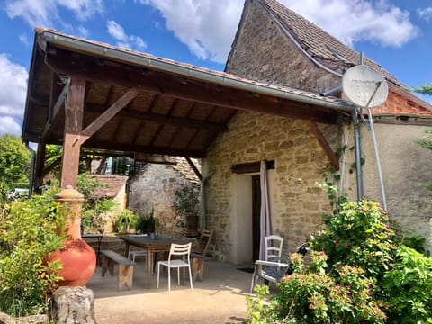 Property building, Patio, Dining area