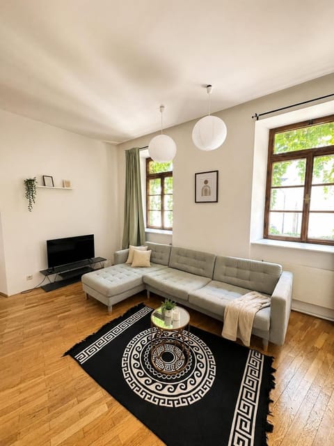TV and multimedia, Photo of the whole room, Bedroom