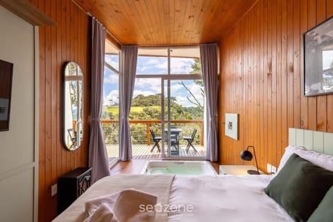 Hot Tub, Bedroom, Mountain view