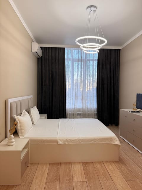 Property building, Facade/entrance, Bed, TV and multimedia, Photo of the whole room, Bedroom, Location, air conditioner