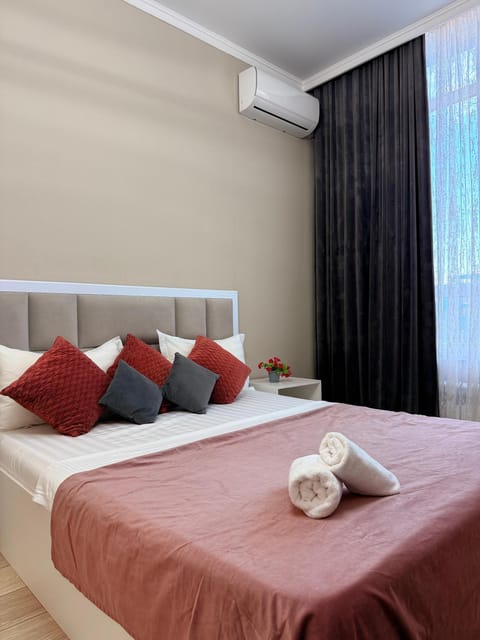 Bed, Photo of the whole room, towels