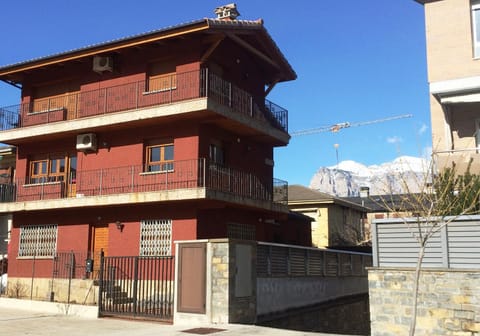 Facade/entrance, Mountain view