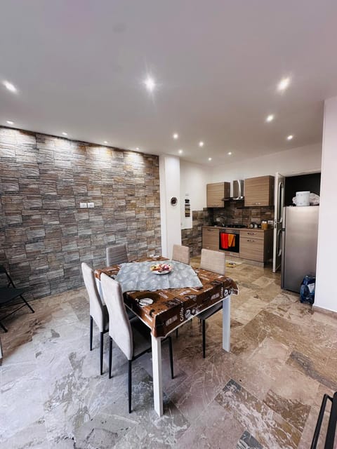 Kitchen or kitchenette, Dining area, oven, stove