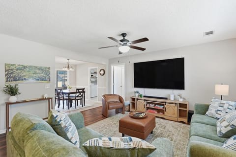 Communal lounge/ TV room, TV and multimedia, Living room, Seating area, Evening entertainment