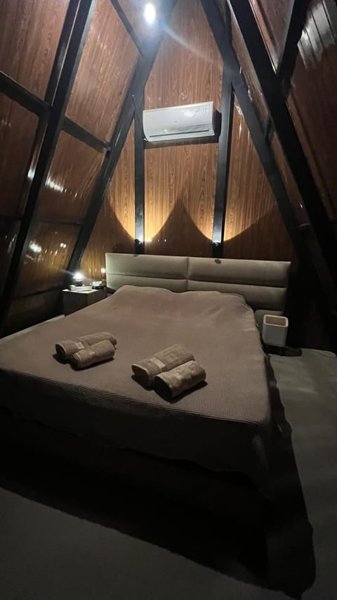Bed, Internal: Not applicable to any particular room