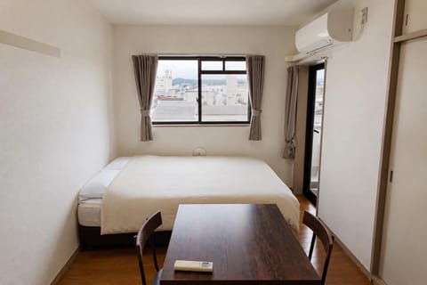 Photo of the whole room, Bedroom, internet