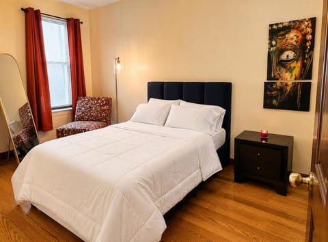 Bed, Photo of the whole room, Seating area, Bedroom