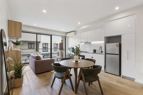 TV and multimedia, Kitchen or kitchenette, Living room, Seating area, Dining area, oven, air conditioner